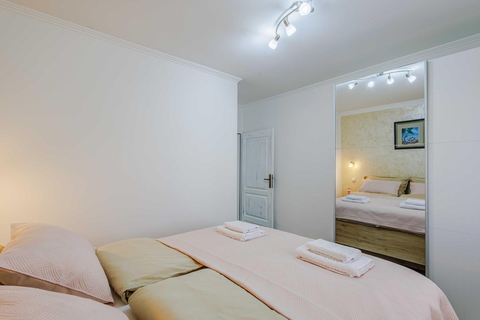 Apartments Rose Čižići Bagian luar foto